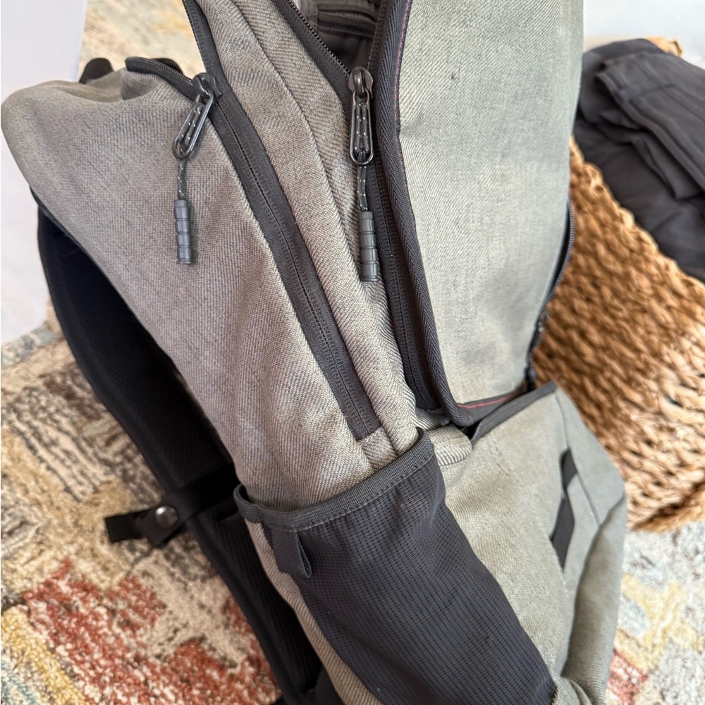 Timbuk2 Gray Backpack Bottle Opener Padded Laptop Zipper Pockets Good Condition - Picture 6 of 10